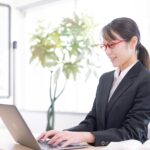 HPを作成する女性